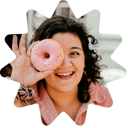 Portrait de Lucile Marrone avec un donuts