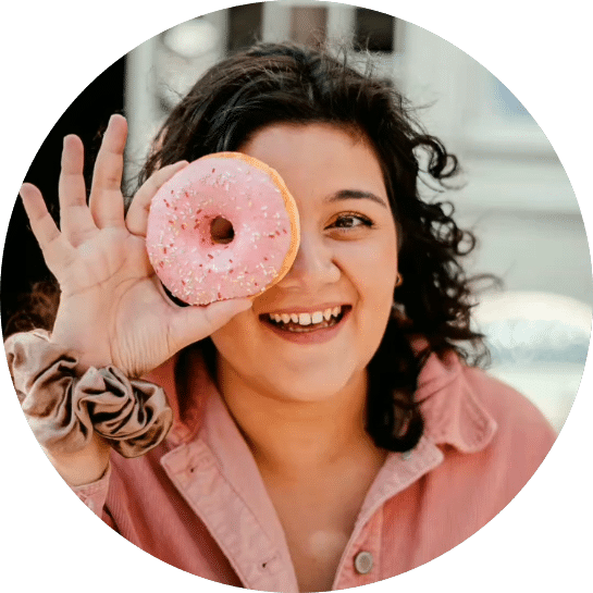 Portrait de Lucile Marrone tenant un donuts, fondatrice de Moodentrepreneurs