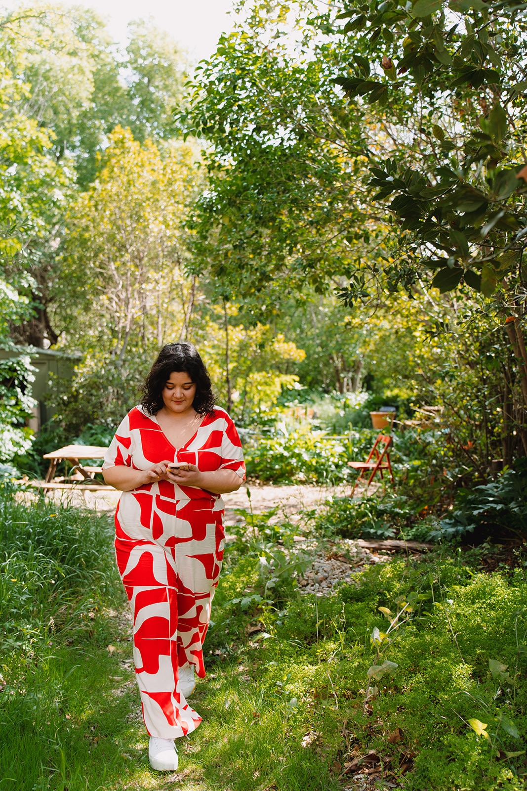 Femme en train de travailler avec un carnet jaune - accompagnement  entrepreneurs