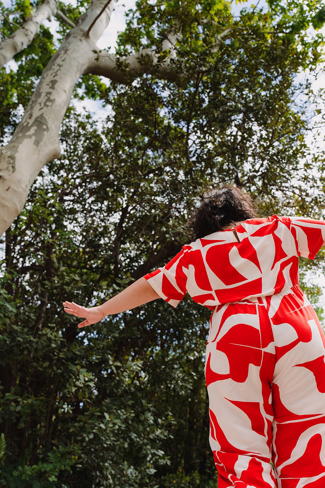 Femme en train de travailler avec un carnet jaune - accompagnement  entrepreneurs