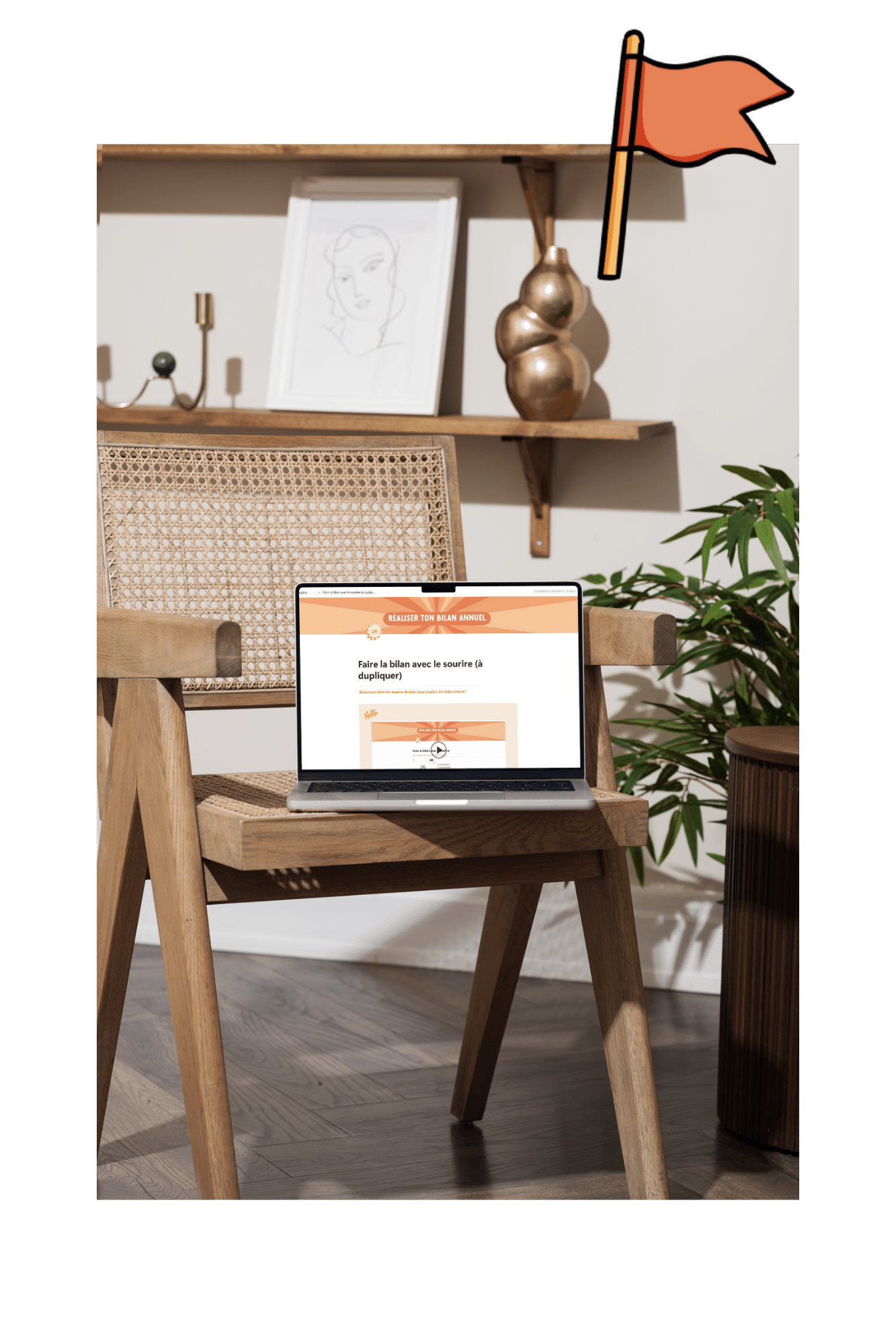 Femme en train de travailler avec un carnet jaune - accompagnement  entrepreneurs