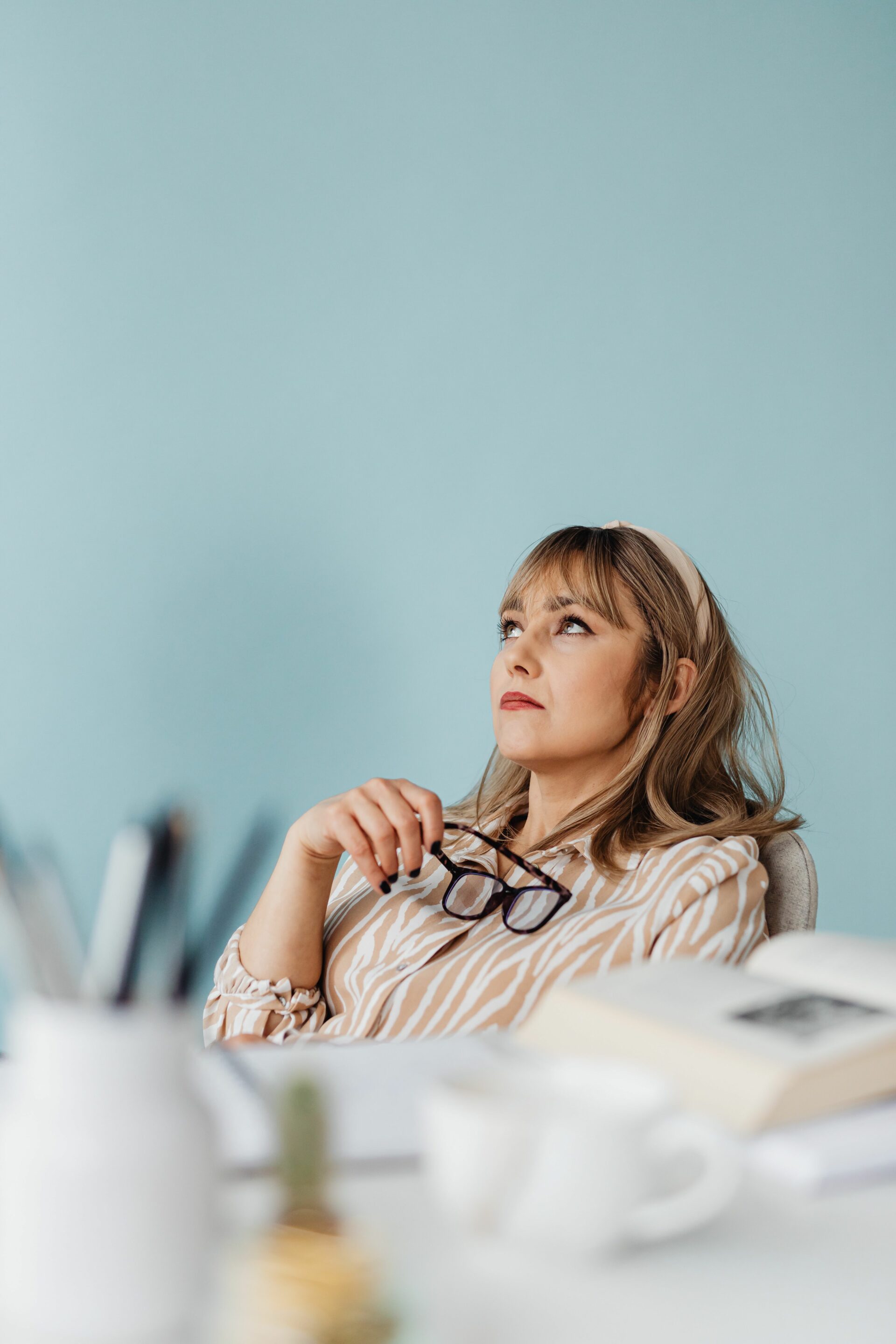 Femme en train de travailler avec un carnet jaune - accompagnement  entrepreneurs
